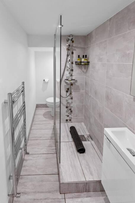 Newly Refurbed, Central Apartment With Free Parking And Hot Tub Lytham St Annes Eksteriør billede