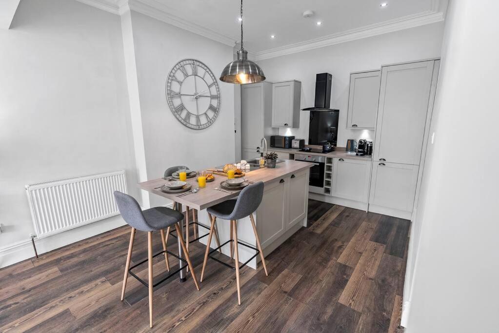 Newly Refurbed, Central Apartment With Free Parking And Hot Tub Lytham St Annes Eksteriør billede