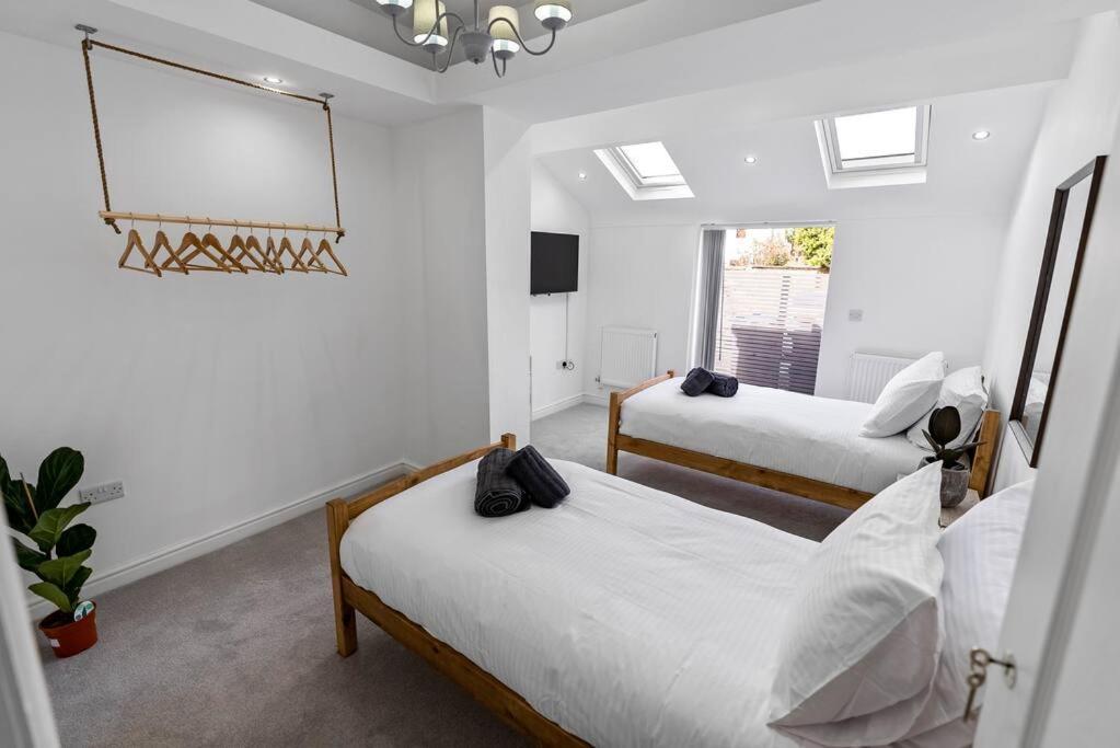 Newly Refurbed, Central Apartment With Free Parking And Hot Tub Lytham St Annes Eksteriør billede