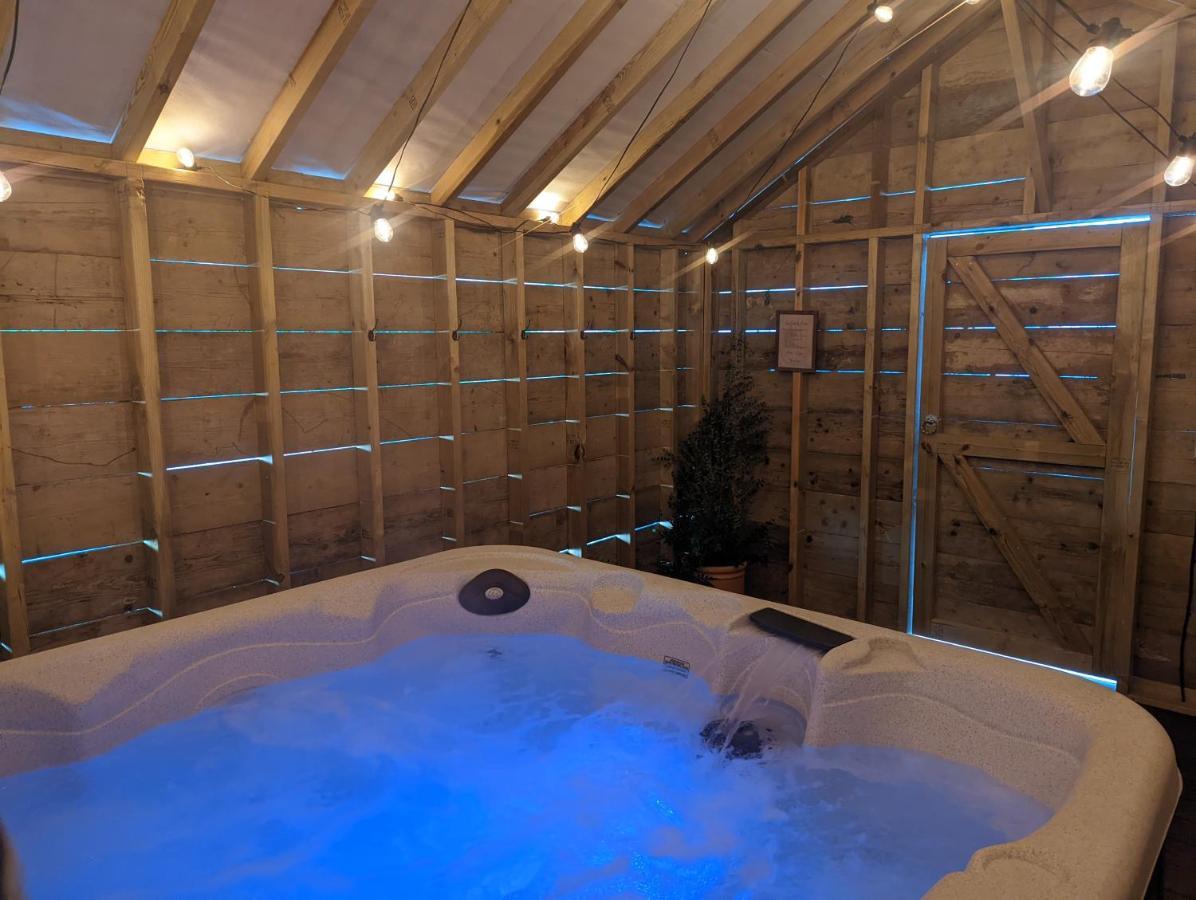 Newly Refurbed, Central Apartment With Free Parking And Hot Tub Lytham St Annes Eksteriør billede